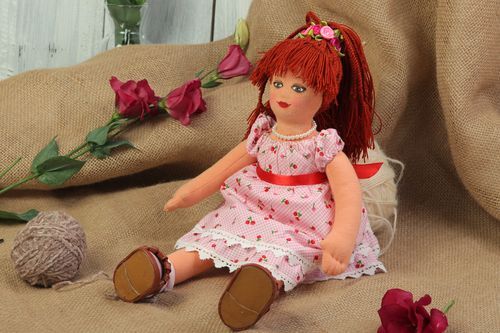 Poupée molle aux cheveux roux Jouet fait main en tissus original Cadeau fille - MADEheart.com