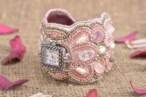 Montre bracelet large pour femme cuir perles de rocaille roses faite main - MADEheart.com