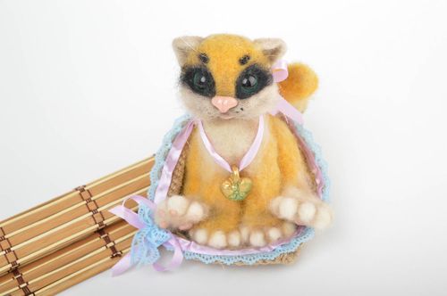 Handmade Spielzeug Katze Geschenkidee für Freundin Designer Geschenk gefilzt - MADEheart.com