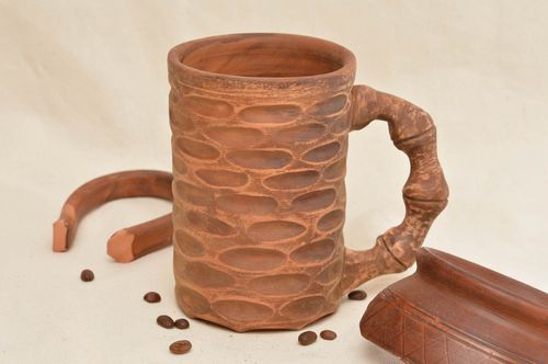 Braune hohe interessante ungewöhnliche handgemachte Tasse aus Ton für Getränke - MADEheart.com