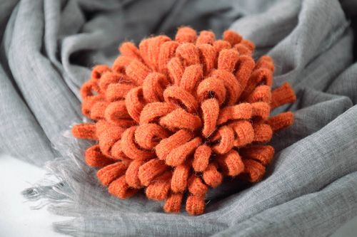 Grande broche fleur en laine orange - MADEheart.com