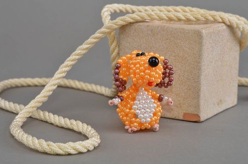 Deko Figurine aus Glasperlen in Orange mit Perlen Hund grell interessant schön - MADEheart.com