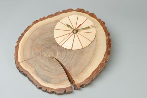 Деревянные часы настенные на срезе дерева - MADEheart.com
