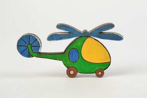 Broche en bois hélicoptère faite main peinte de couleurs acryliques pour enfant - MADEheart.com