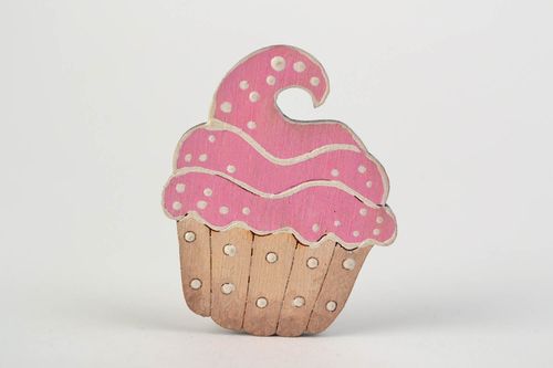 Homemade wooden brooch in the shape of cake painted with acrylics - MADEheart.com