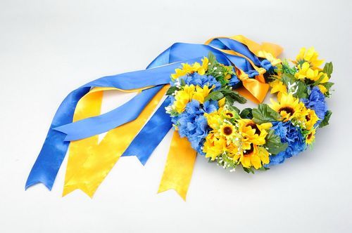 Kranz mit Blumenwerk und Bändern gelb-blau - MADEheart.com