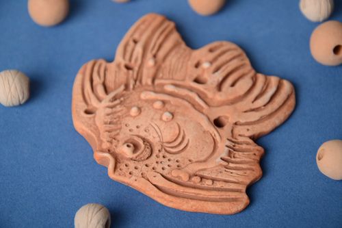 Fourniture de pendentif en argile fait main avec ornement en forme de poisson - MADEheart.com
