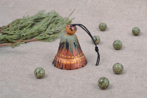 Petite clochette décorative à suspendre en céramique peinte faite main - MADEheart.com
