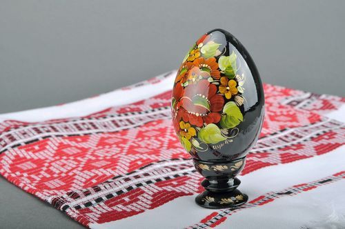Dekoratives Ei aus Holz auf Ständer Blühende Mohnblumen  - MADEheart.com
