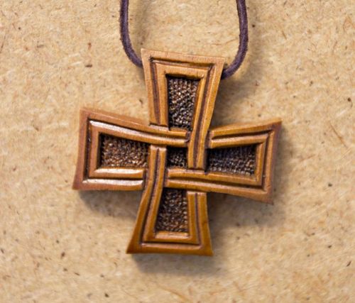 Cruz tallada de madera - MADEheart.com