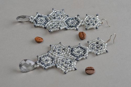 Boucles doreilles en perles de rocaille faites main couleurs grise pendantes - MADEheart.com