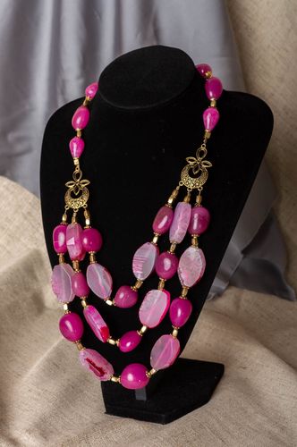 Schöne elegante handgemachte Halskette aus Natursteinen Achat rosafarbig - MADEheart.com