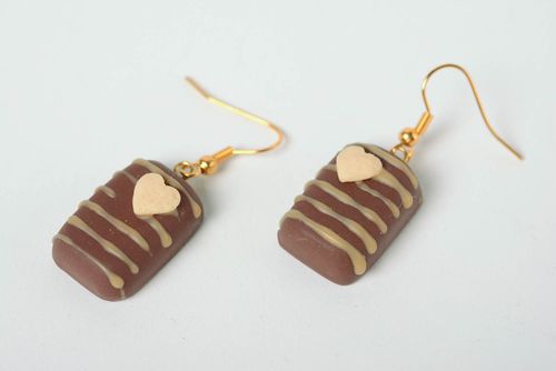 Серьги из полимерной глины в виде шоколадных сладостей ручной работы длинные - MADEheart.com