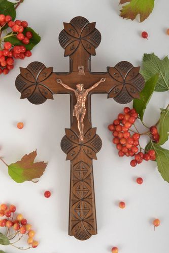 Croix en bois fait main Objet religieux Déco maison Jésus tilleul vernis - MADEheart.com