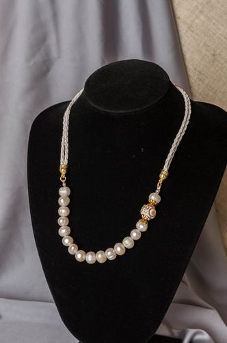 Нежное белое ожерелье из жемчуга и кожи ручной работы для стильных женщин - MADEheart.com