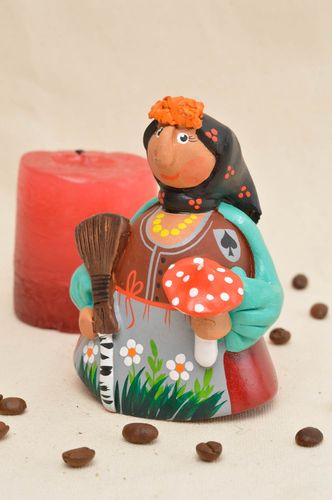 Petite cloche en céramique peinte de couleurs faite main Femme avec balai - MADEheart.com