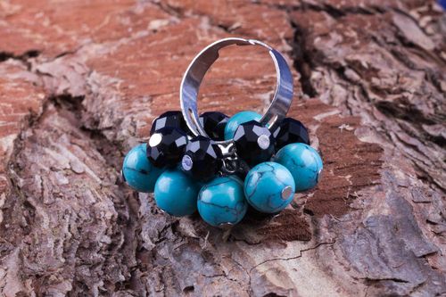 Grande bague en turquoise et perles de cristal noires réglable faite main - MADEheart.com