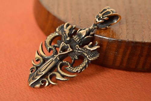 Pendentif épée en bronze fait main de créateur unisexe pratique lame du dragon - MADEheart.com