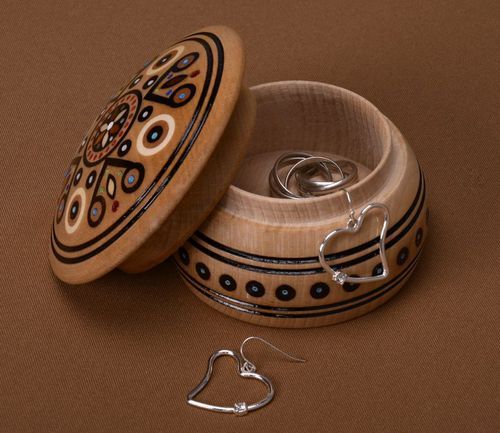 Scatola di legno fatta a mano cofanetto rotondo piccolo scrigno intagliato  - MADEheart.com