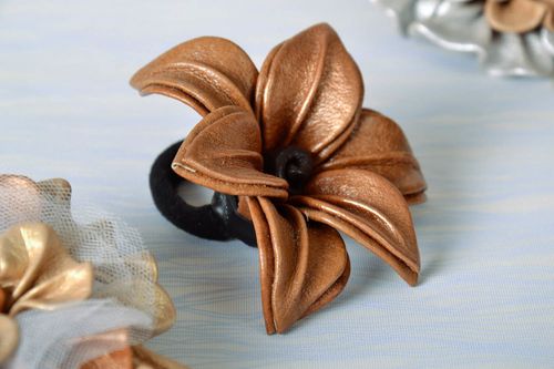 Élastique cheveux en cuir avec fleur artificielle - MADEheart.com