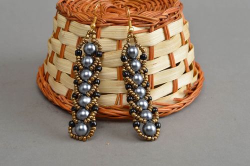 Boucles doreilles en perles de rocaille et perles nacrées faites main - MADEheart.com