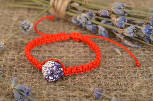 Bracelet fait main fin rouge tressé en lacet ciré avec perle de strass mauve - MADEheart.com