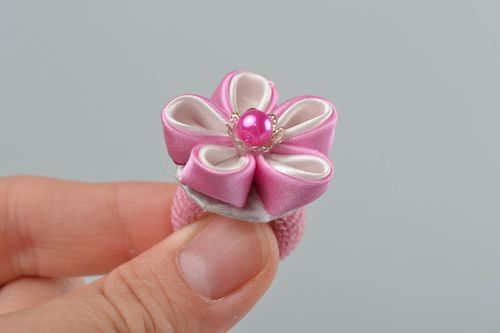 Élastique à cheveux Fleur rose-blanc rubans de satin perle fantaisie fait main - MADEheart.com