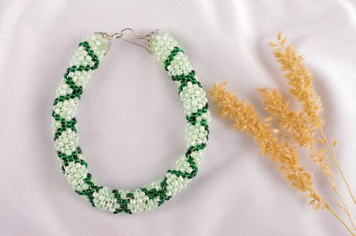 Bracelet en perles de rocaille Bijou fait main blanc-vert insolite Cadeau femme - MADEheart.com