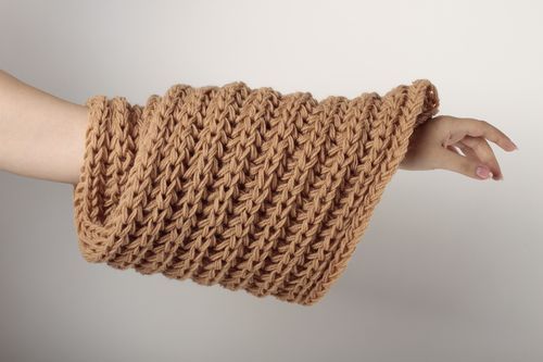 Sciarpa di lana fatta a mano accessorio alluncinetto da donna in colore marrone - MADEheart.com