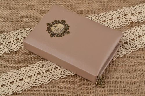 Cuaderno de notas artesanal con tapa de cuero artificial y marcapáginas - MADEheart.com