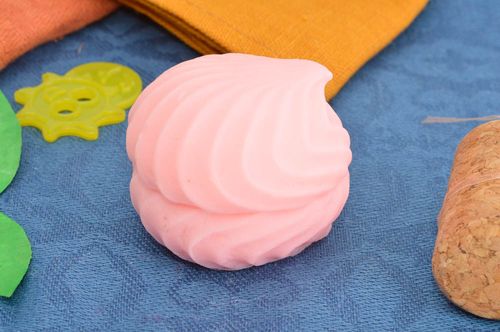 Savon fait main Produit beauté guimauve rose Accessoire salle de bains - MADEheart.com