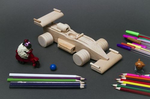 Carro de brinquedo de madeira - MADEheart.com