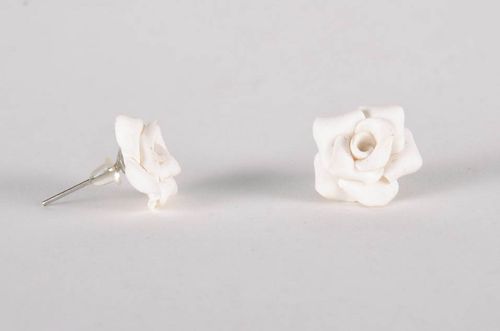 Ohrstecker mit Polymer Blume (weiße Rose) - MADEheart.com