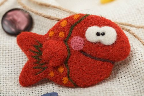 Broche en laine feutrée poisson rouge faite main originale pour enfant - MADEheart.com