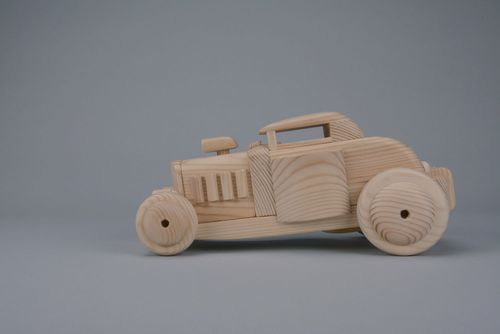 Carro de brinquedo esculpido manualmente de madeira - MADEheart.com