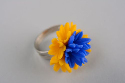 Blau gelber Ring aus Polymerton - MADEheart.com