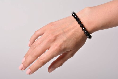 Handmade thin black agate beaded wrist bracelet of laconic design for women - MADEheart.com