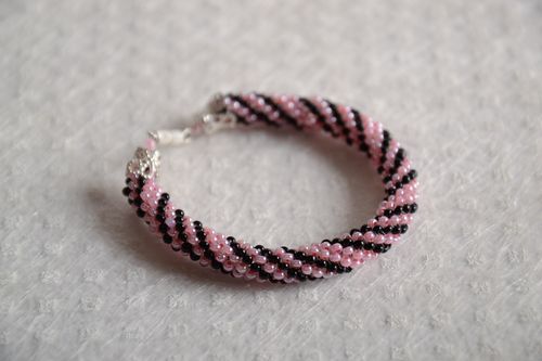 Joli bracelet en perles de rocaille tchèques rose et noir fait main pour femme - MADEheart.com