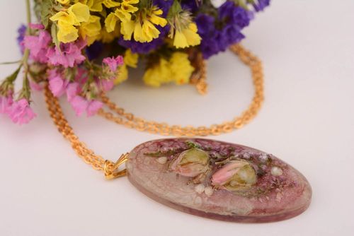 Ciondolo di resina epossidica fatto a mano pendente originale da donna con fiori - MADEheart.com