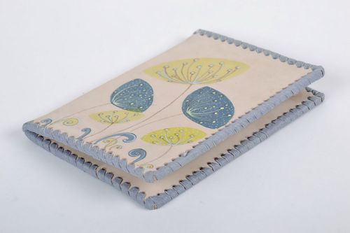 Couverture de passeport faite de cuir Fleurs - MADEheart.com