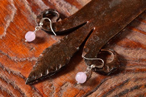 Boucles doreilles faites main en perles à facettes roses pendantes bijoux - MADEheart.com