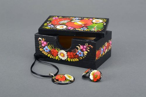 Wooden box with oval opening Peonies and arrow-wood - MADEheart.com
