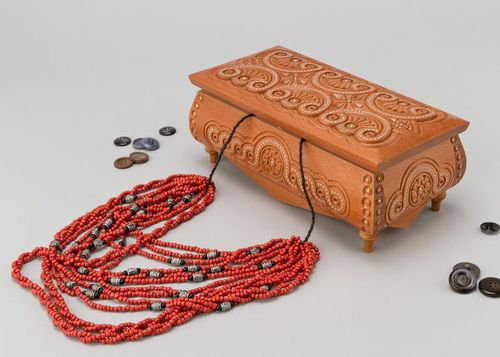 Boîte à bijoux en bois sculpté et incrusté - MADEheart.com