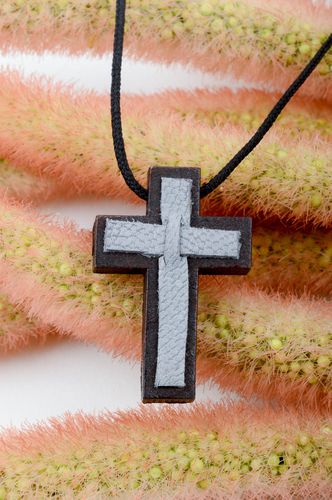 Cruz de madera artesanal con cuerda accesorio religioso regalo original - MADEheart.com