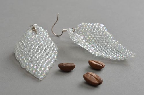Ungewöhnliche weiße handgemachte Ohrringe aus Glasperlen für stilvolle Damen - MADEheart.com