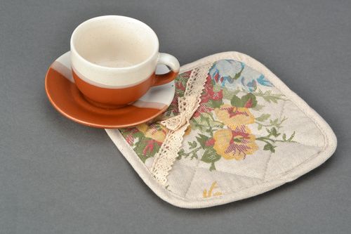 Manique carrée en coton et polyamide avec dentelle et motif floral faite main - MADEheart.com