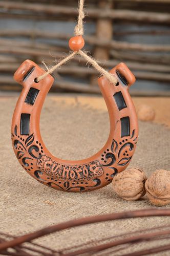 Elemento decorativo de arcilla artesanal herradura de suerte original - MADEheart.com