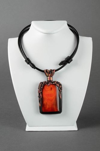 Pendentif en cuir design Bijoux fait main orange Idee cadeau femme originale  - MADEheart.com