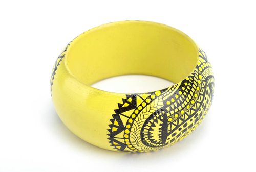 Holz Armband handgemachter Schmuck Damen Armband mit Bemalung breit grell gelb  - MADEheart.com
