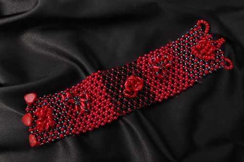 Beaded bracelet of red and black colors - MADEheart.com